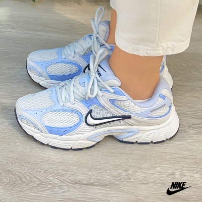 Ténis Nike azuis e brancos em malha com solas de borracha