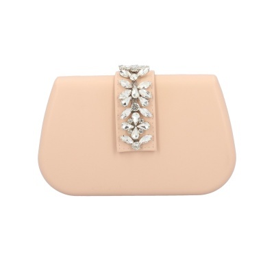 Carteira rosa claro com adorno de pedras no fecho