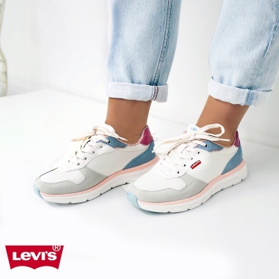 Ténis Levis brancos com detalhes coloridos e etiqueta vermelha
