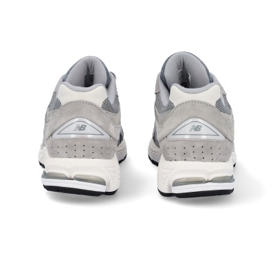 Sapatilhas New Balance cinza e branco vistas de trás