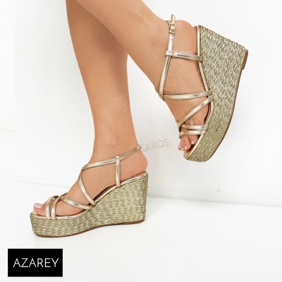 Sandálias femininas douradas com cunha alta de ráfia e tiras finas ajustáveis