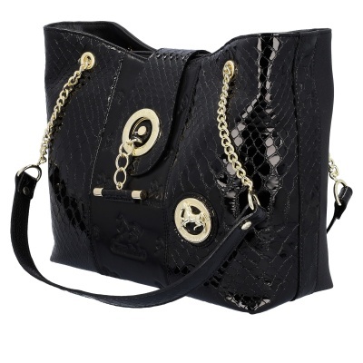 Mala preta tipo saco com correntes douradas e textura em pele de cobra