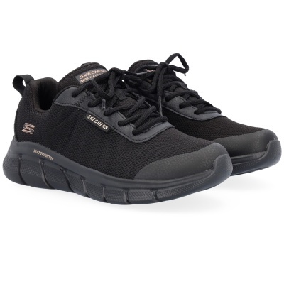 Ténis desportivos pretos Skechers com atacadores e etiquetas distintas