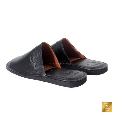 Chinelos de couro preto com interior castanho e sola preta, etiqueta dourada SARIOS Creative
