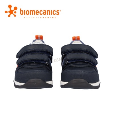 Sapatilhas pretas de criança com tiras de velcro e detalhes em cinza e branco