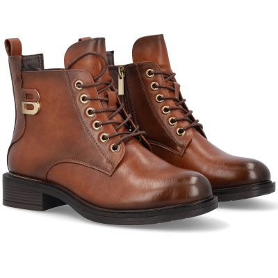Botins de couro castanho com atacadores e detalhe metálico B