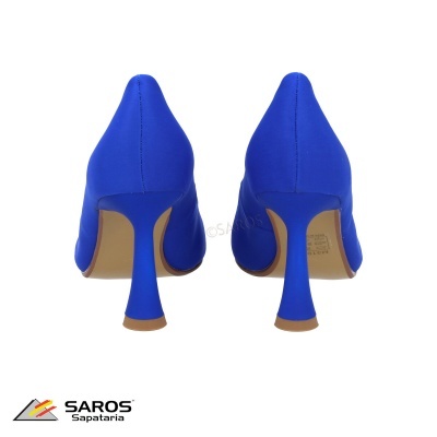 Sapatos de salto alto azuis vistos por trás com fundo branco e logo SAROS Sapataria.