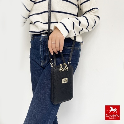 Bolsa tiracolo pequena preta Cavalinho Penafiel, material texturizado, com fechos dourados.