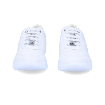 Sapatos desportivos brancos com atacadores e detalhes metálicos