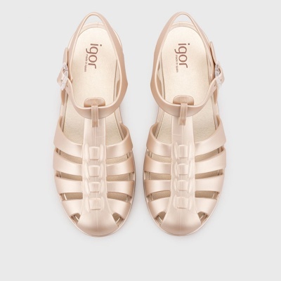 Sandálias bege de plástico com tiras largas entrelaçadas e fivela ajustável