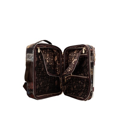 Mala de viagem aberta com interior exibindo bolsos e padrão de texto repetido