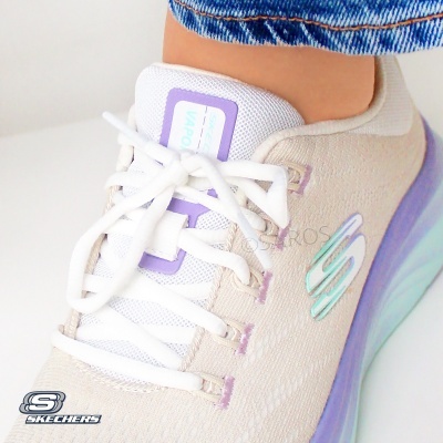 Ténis Skechers bege com detalhes lilás e sola azul