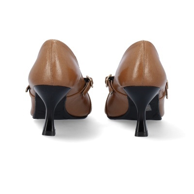 Sapatos de salto médio castanhos em couro com fivela e salto preto vistos de trás