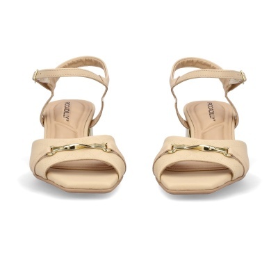 Sandálias abertas bege com tira traseira e detalhe metálico dourado