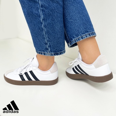 Ténis Adidas brancos com riscas pretas e sola castanha