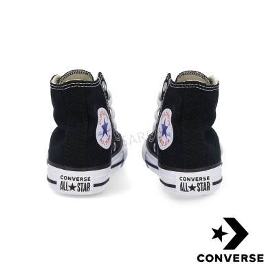 Ténis Converse All Star pretos vistos de trás