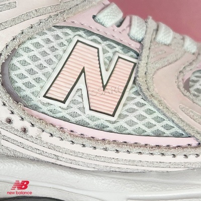 Ténis rosa e branco com logótipo N da New Balance