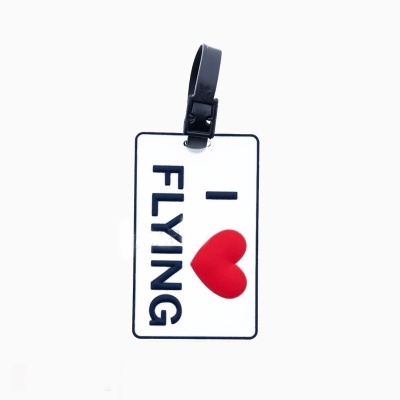 Etiqueta para bagagem branca com texto FLYING e coração vermelho.