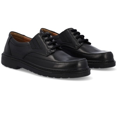 Sapatos de couro pretos com atacadores e sola preta
