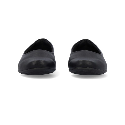 Sapatilhas pretas simples em fundo branco