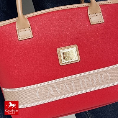 Mala de mão vermelha com detalhes bege, logotipo Cavalinho e alças em pele bege