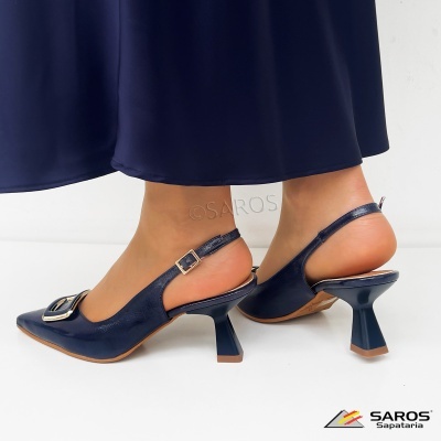 Sapatos de salto médio azul escuro com tira e fivela dourada