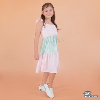 Vestido leve rosa e verde para menina com ténis brancos Skechers