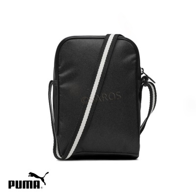 Bolsa preta Puma com alça preta e branca em fundo branco