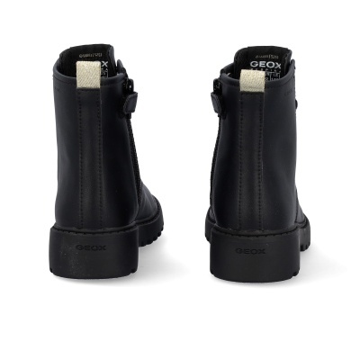 Botas pretas de cano alto com sola preta e etiquetas brancas atrás