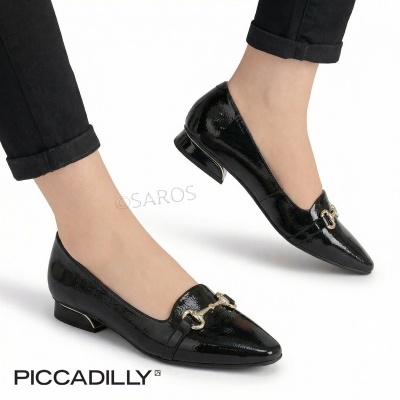 Sapatos pretos verniz com presilha dourada e salto baixo