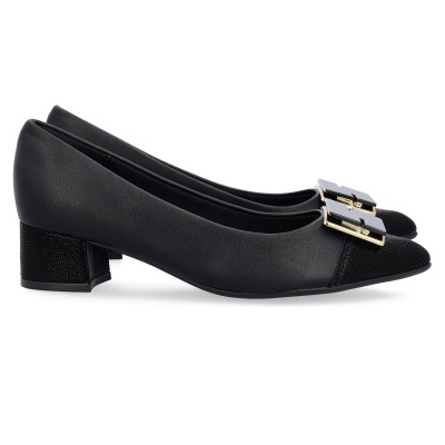 Sapatos pretos de salto baixo com biqueira texturizada e detalhe dourado.