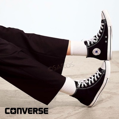 Ténis Converse pretos de cano alto com detalhes brancos