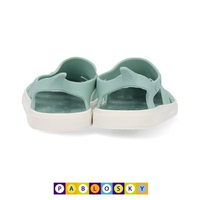 Sandálias infantis verdes com sola branca vista de trás