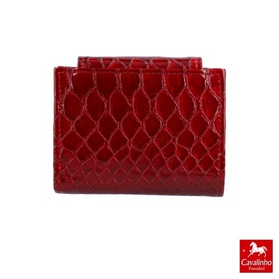 Carteira vermelha com padrão pele de crocodilo em fundo branco