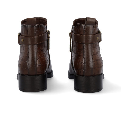 Botas castanhas com padrão pele de crocodilo vista de trás