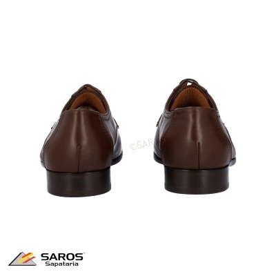 Sapatos de pele castanha vistos de trás com fundo branco