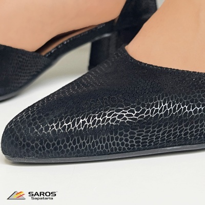 Sapatos de salto preto com textura de pele de réptil