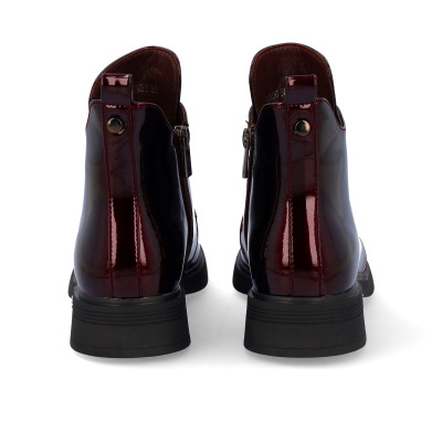 Botas de verniz castanho-escuro com sola preta vistas de trás