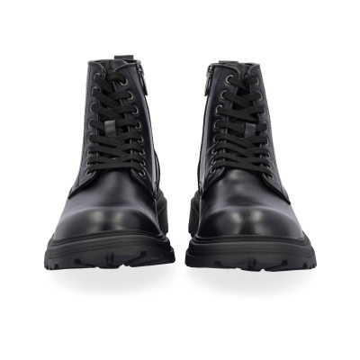 Par de botas pretas em couro sintético com atacadores e sola de borracha