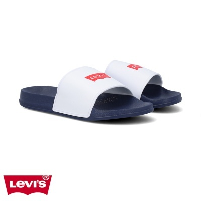 Chinelos Levi's azul e branco com logótipo vermelho em fundo branco