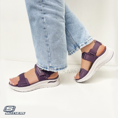 Sandálias Skechers arroxeadas com sola branca usadas com calças de ganga claras