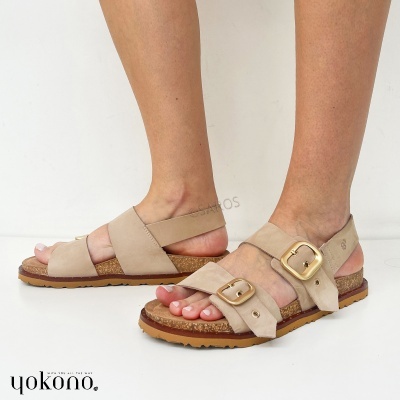 Sandálias femininas bege com fivelas douradas e sola de cortiça da marca Yokono