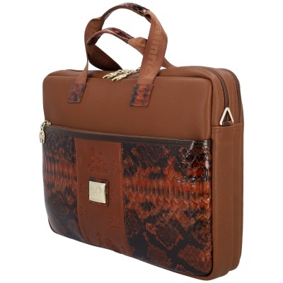 Mala de mão castanha com padrão pele de cobra e detalhes dourados