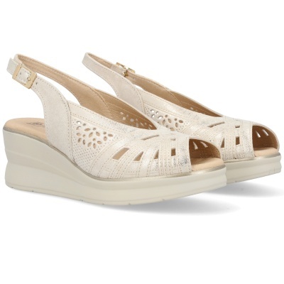 Sandálias de cunha bege claro com recortes decorativos e fecho de fivela dourada.