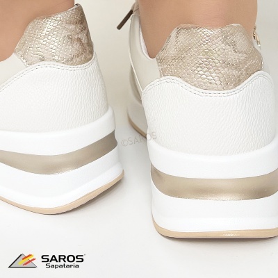 Sapatilhas brancas com detalhes dourados texturizados no calcanhar e sola branca com faixa dourada