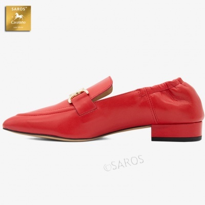 Sapato mocassim vermelho com fivela dourada e salto baixo