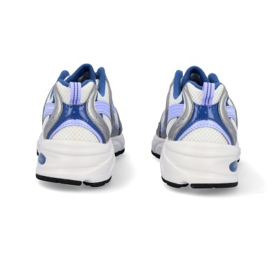 Par de sapatilhas desportivas com detalhes azuis, lilás e cinzentos vistos de trás