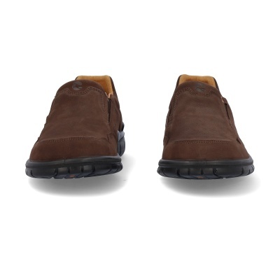 Par de sapatos castanhos em camurça com sola preta