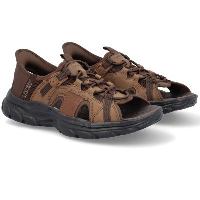 Sandálias desportivas castanhas Skechers com sola preta e detalhes em tecido.