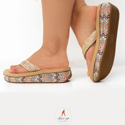 Chinelos de salto alto multicoloridos com tiras creme entrelaçadas